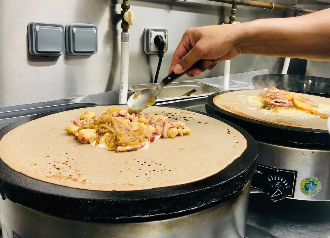 Une crêpe façon raclette, proposée par la crêperie BRUTUS.